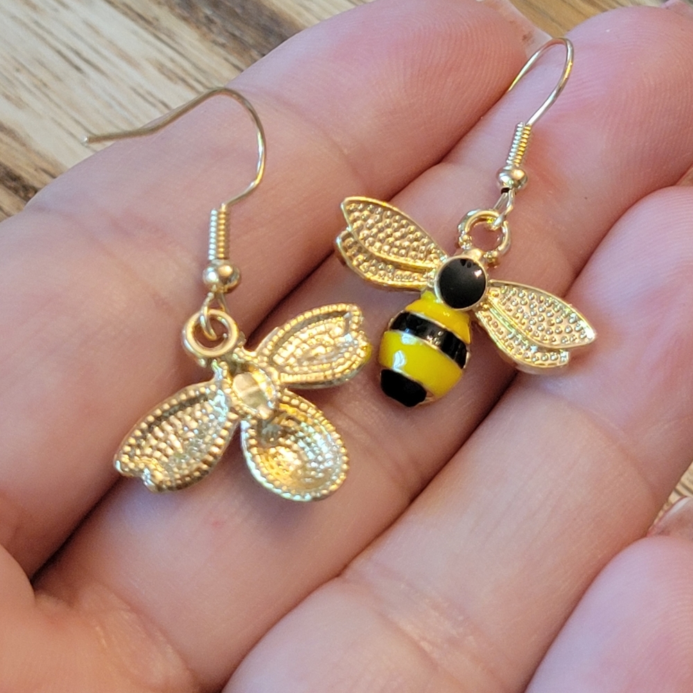 💥RESTOCKED💥Dainty Bumblebee Dangle Earrings - Picture 3 of 4